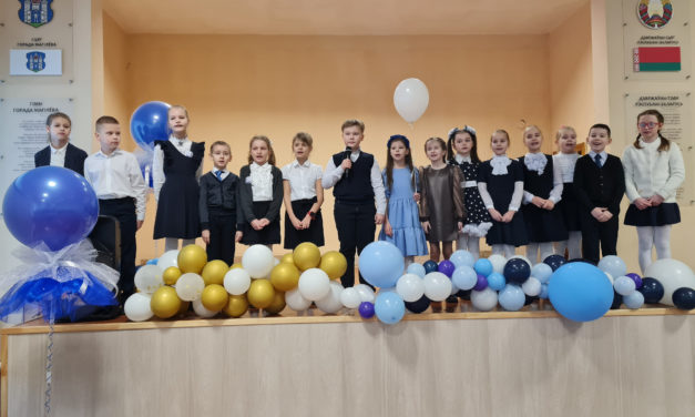 Нам песни эти забывать нельзя