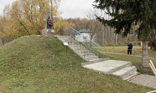 Уборка памятника жертвам фашизма