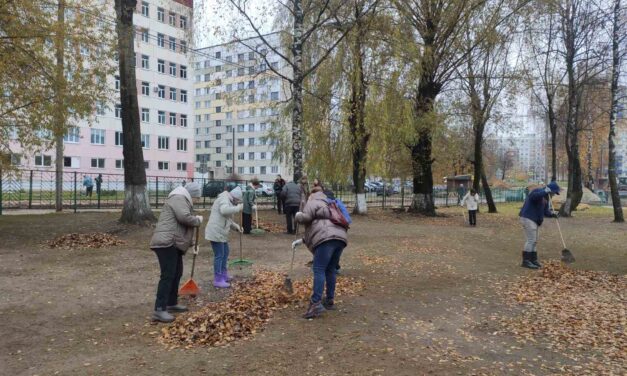 Городской субботник: педагоги школы благоустраивают территорию