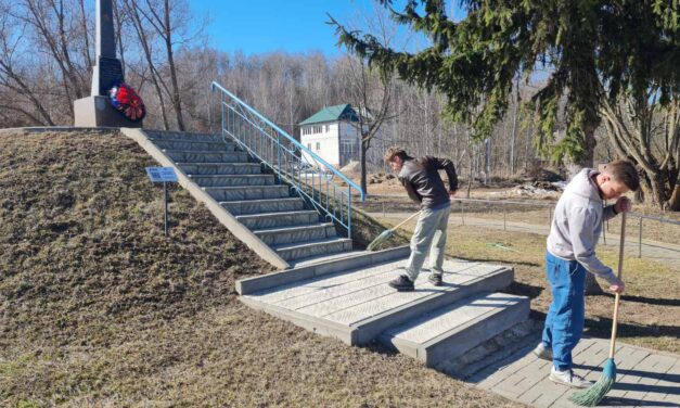 День памяти и заботы: учащиеся и педагоги посетили памятник «Жертвам фашизма» в агрогородке Полыковичи